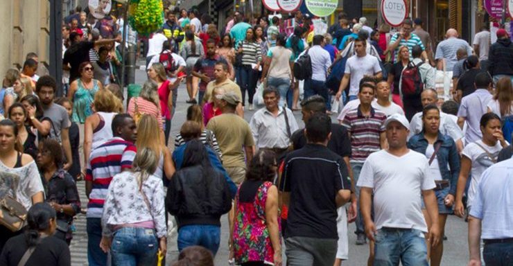 Multidão caminha pelas ruas do centro de São Paulo: a miscigenação é facilmente perceptível na variedade de formas e cores da população brasileira - Foto: Pedro Bolle / USP Imagens