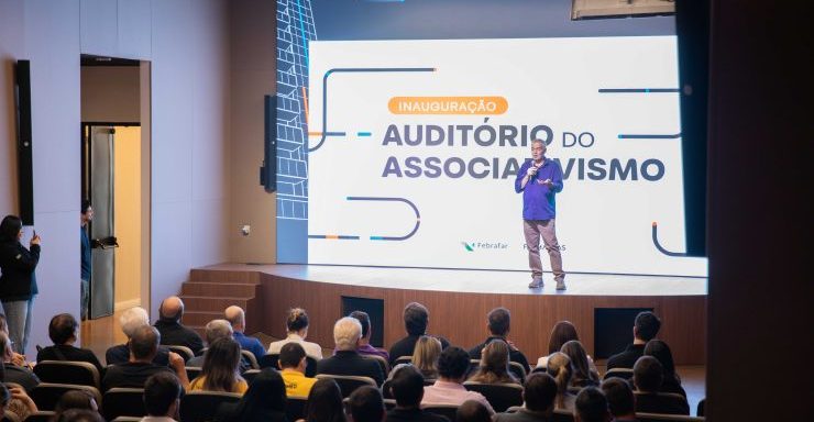 Edison Tamascia presidente da Farmarcas recebe visitantes na inauguracao do Auditório do Associativismo