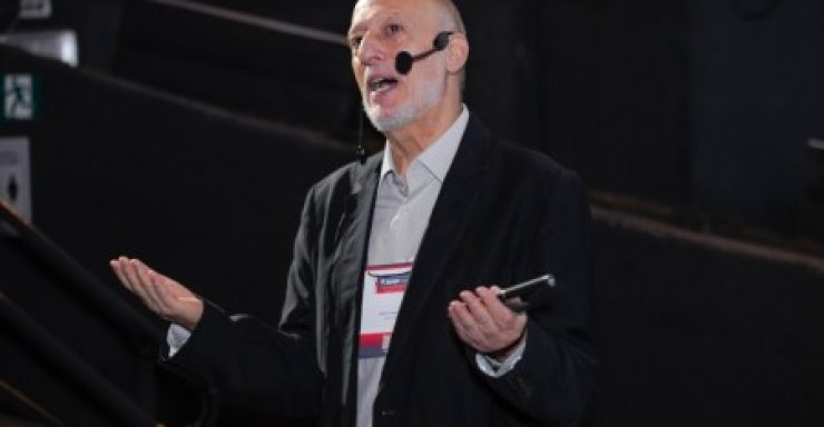 "Fazer ciência até 2000 era muito diferente. Não tínhamos regras escritas sobre ética. Existiam normas implícitas. Sabíamos o que devíamos e o que não devíamos fazer. E isso era natural entre os cientistas", apontou Cavalheiro (foto: Erika de Faria/Temporal Filmes)